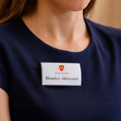 8215-Mágneses névkitűző